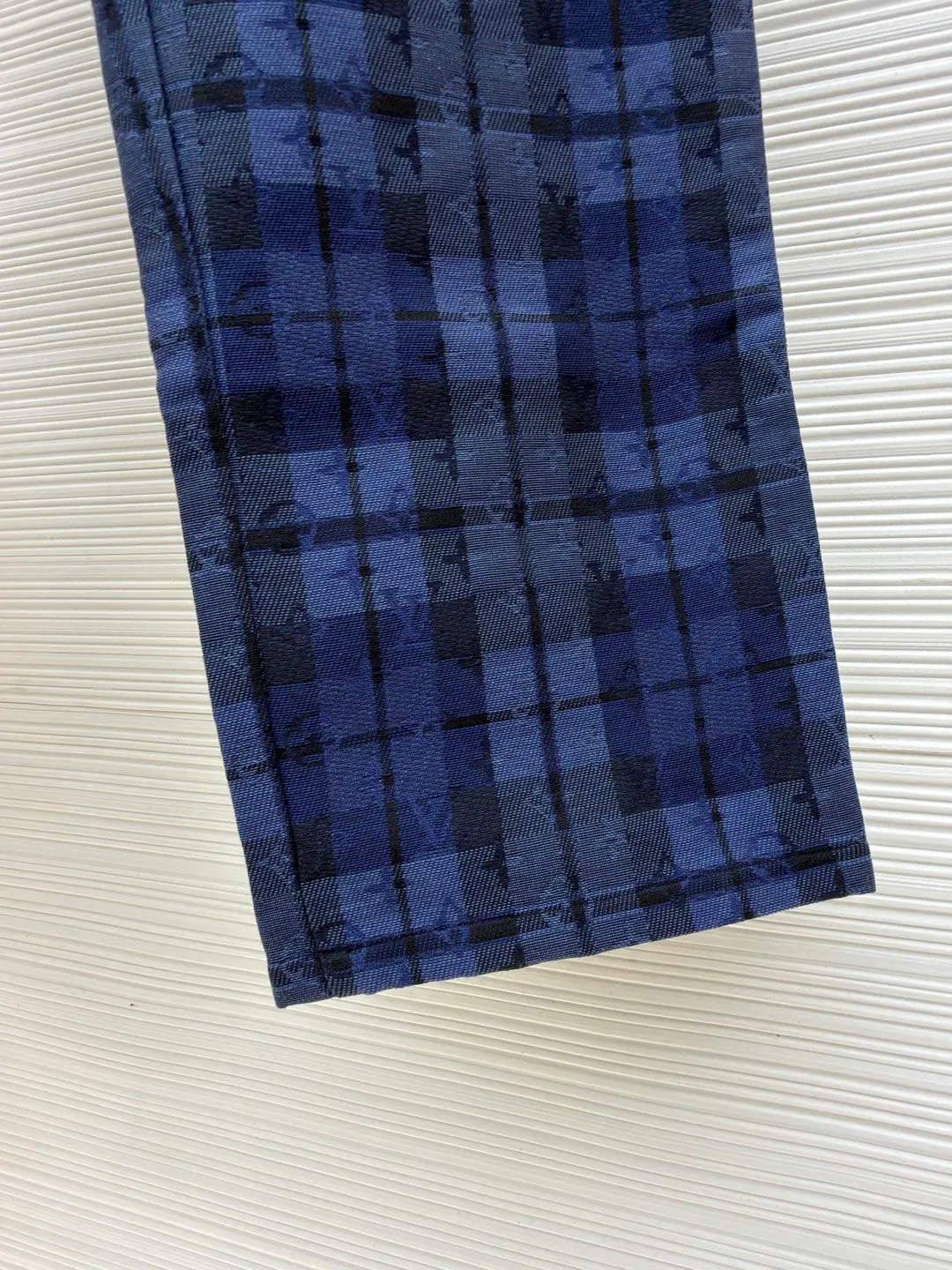 LOUIS VUITTON plaid denim work trousers ●Original version: Purchased and developed for 15950 ●Item number: 1682081-B10 ●Material: cotton fabric ●Technology: jacquard production ●Color: blue ●Version: fitted version ●Weight: about 595 grams ●Size: S-M-L-XL ●Description: This style of denim trousers uses dark and light tones to highlight Monogram and the elegant touches of plaid jacquard. Interior and exterior chest pockets add a touch of style, and an embossed leather label sits at the back. Regular fit 85% cotton, 15% polyester, logo jacquard, pearlescent buttons, thigh patch pockets, back panel pockets, side pockets, rear logo patch. The overall wiring is straight and delicate, the fabric is comfortable and soft, and the color is consistent without color difference. It can be matched with the same style to create a fashionable look and control various occasions. Customized accessories, complete with three standards, same style for men and women!